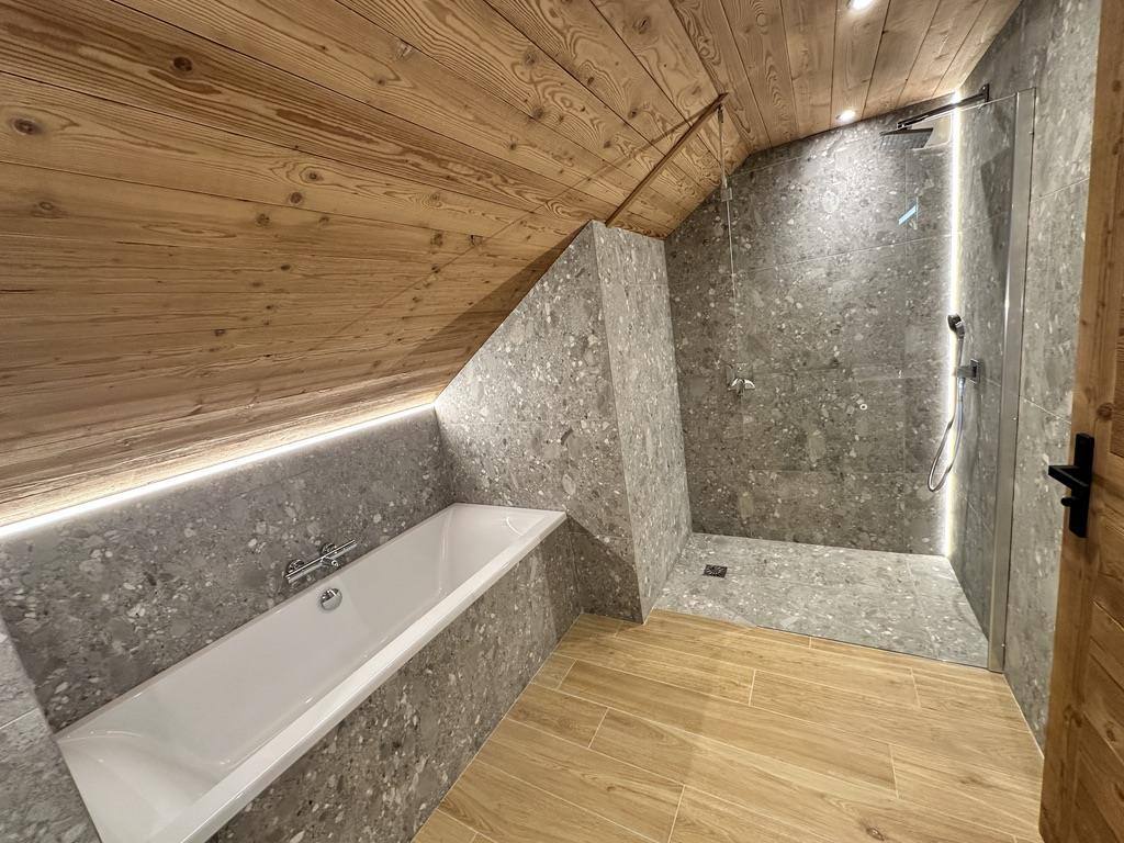 Bath &amp; walk-in shower