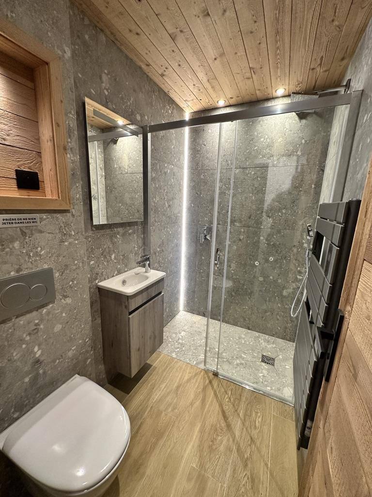 Shower room &amp; wall-hung WC
