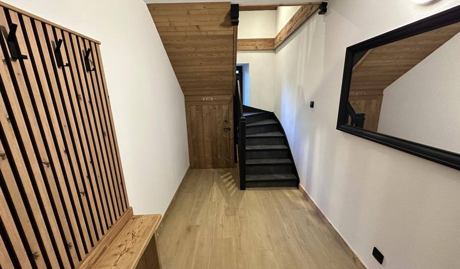 Entrée avec banc et patères / Entrance with bench and coat hooks